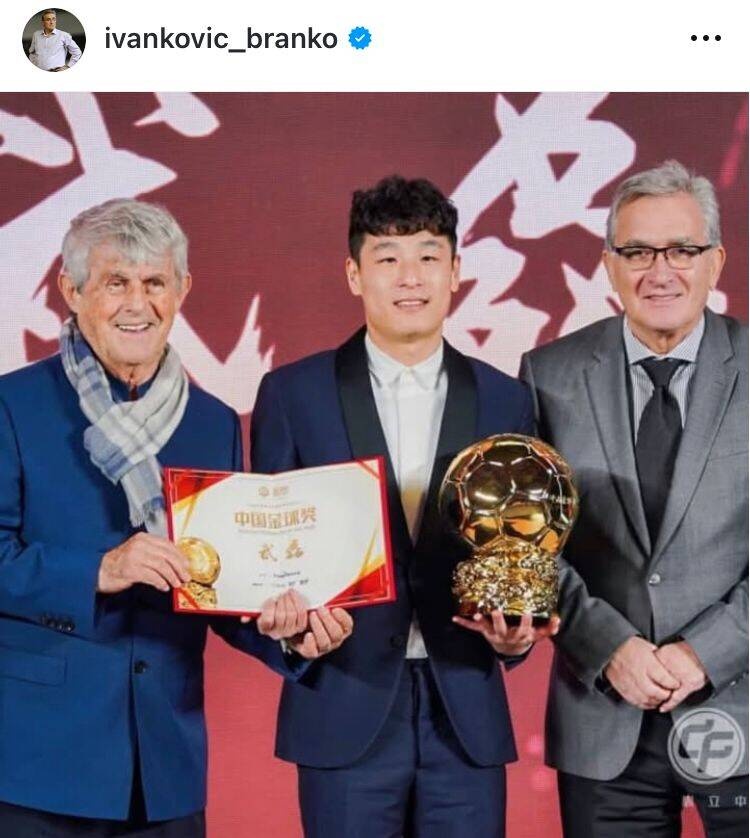  出席中國金球獎頒獎儀式，伊萬曬與武磊、米盧同框照片