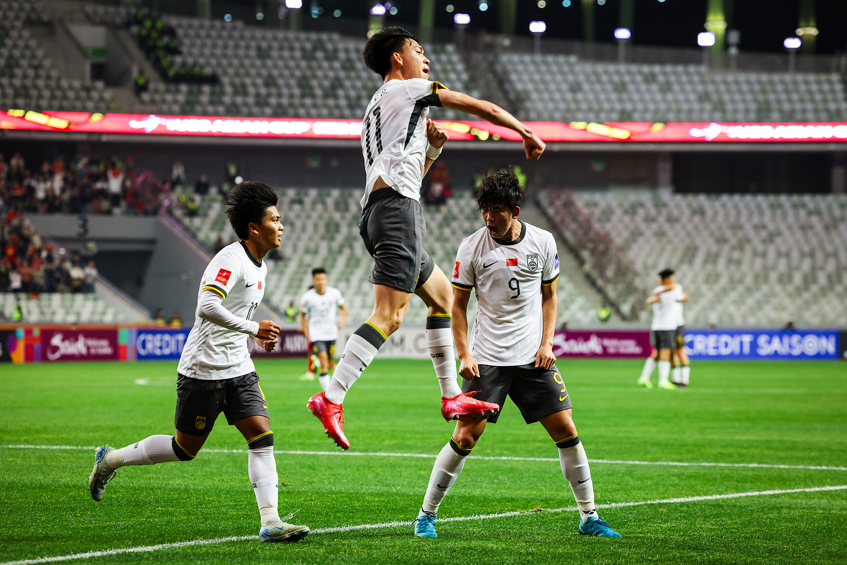  全面壓制！國青半場控球率高達7成，射門比9-3，造對方3張黃牌