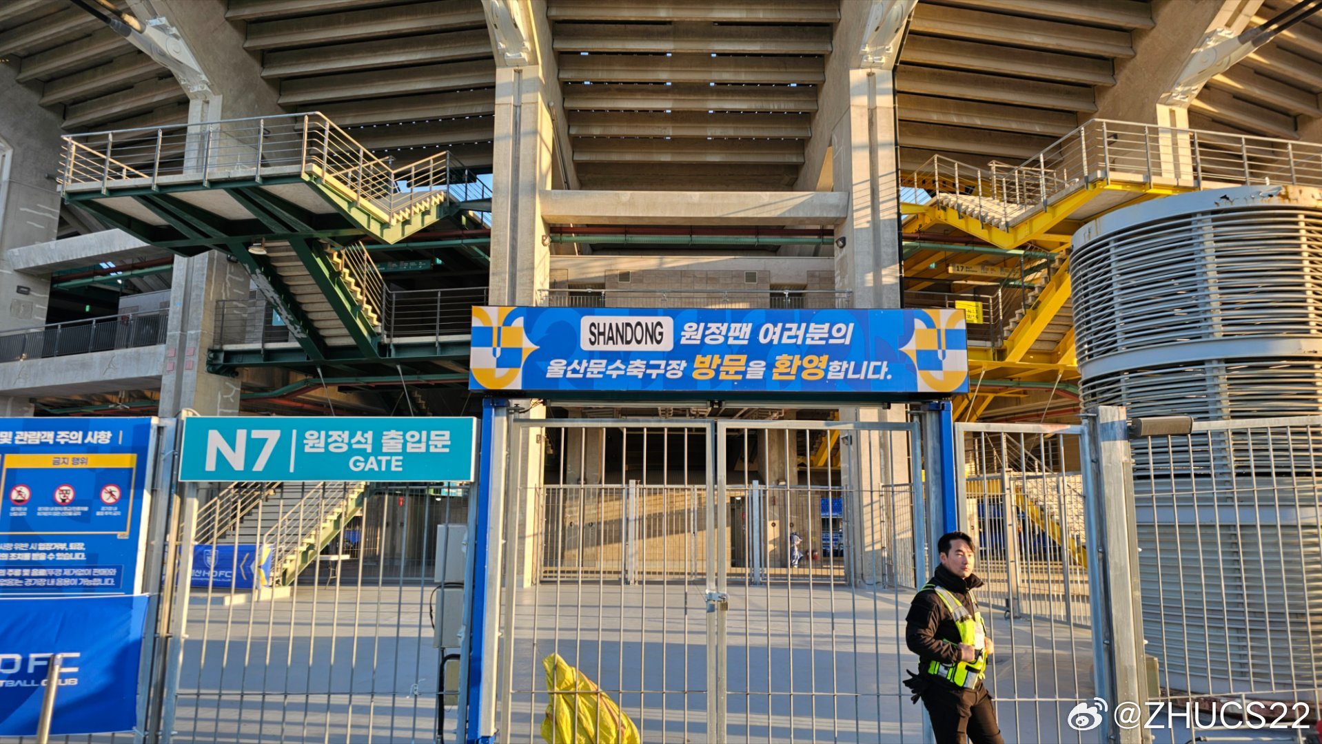  博主：蔚山現(xiàn)場工作人員、轉(zhuǎn)播車、安保在準備撤場，場外一片安靜