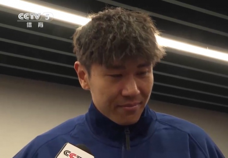  鐵漢柔情！三鎮(zhèn)球員劉奕鳴探望患病小球迷時哽咽