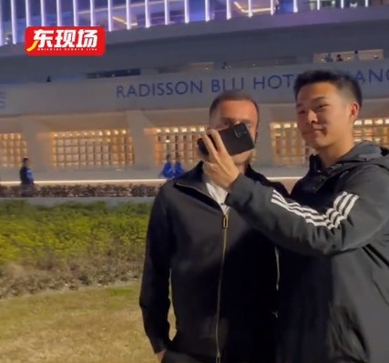  塞爾吉尼奧現(xiàn)身上海八萬人體育場，并與球迷親切打招呼合影