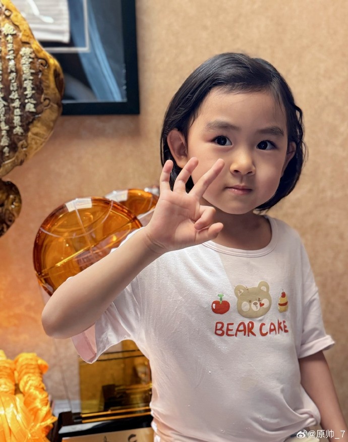  三分大賽三冠王！原帥曬三冠獎(jiǎng)杯：完成了女兒給安排的任務(wù)！