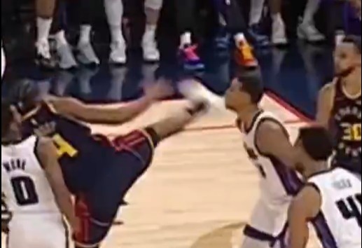  抬腳過高踢到了對手下巴！NBA官方：穆迪這一動作被判1級惡犯