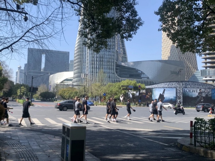  心態(tài)放松，有網(wǎng)友拍到澳大利亞隊早上在萬象城citywalk