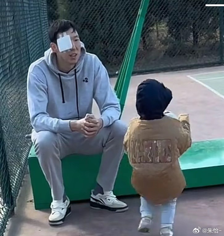 顧家好男人！記者曬出周琦手術(shù)后回歸家庭帶娃照片