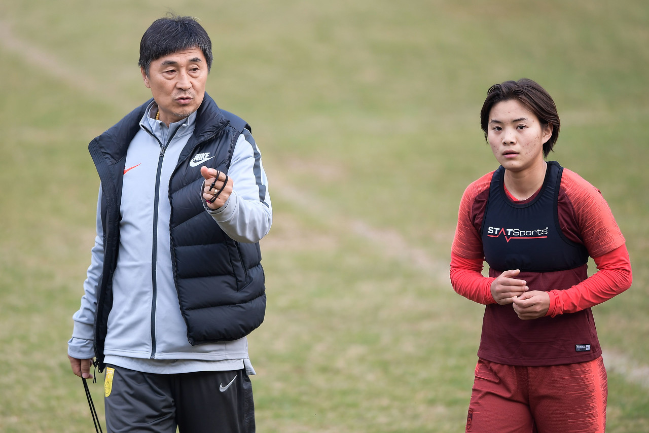  王霜與網友互動時談賈秀全“茶葉?！保翰恍枰I，是他送我們喝