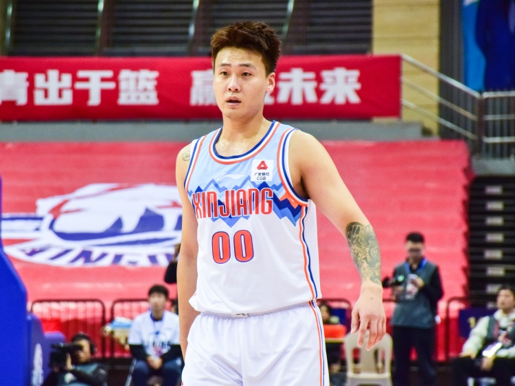  狀態(tài)不俗！趙睿半場9中4拿到15分5籃板