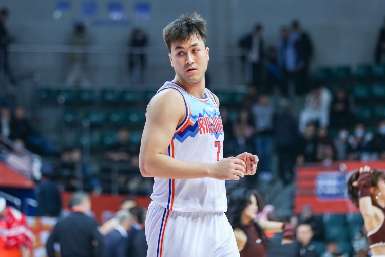 防到5犯被提前罰下！艾孜麥提全場9中3 貢獻(xiàn)9分1板1斷