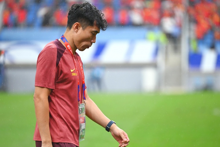  滬媒：單后腰讓國足防守承受更大壓力，若鄭智沒退役或能勝任